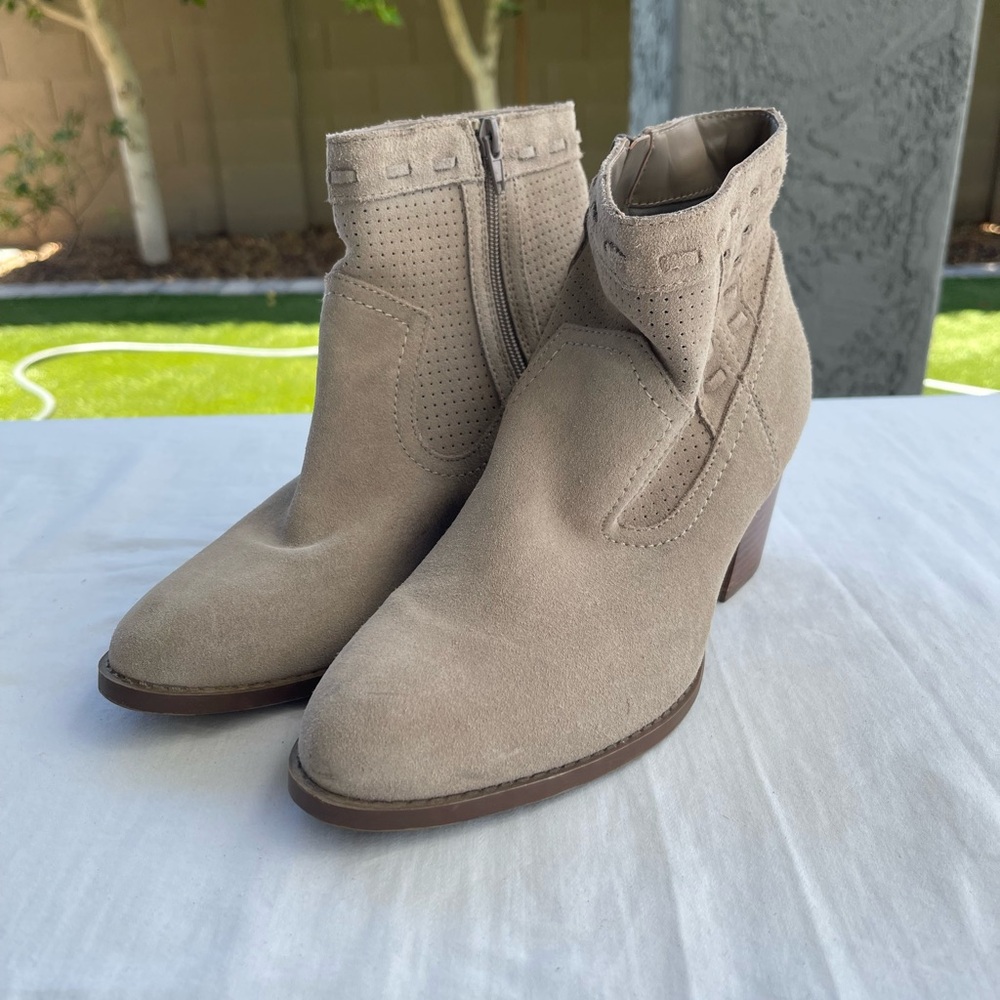 Market & Spruce Tan Ankle Boots with Western Flair, Women’s size 9